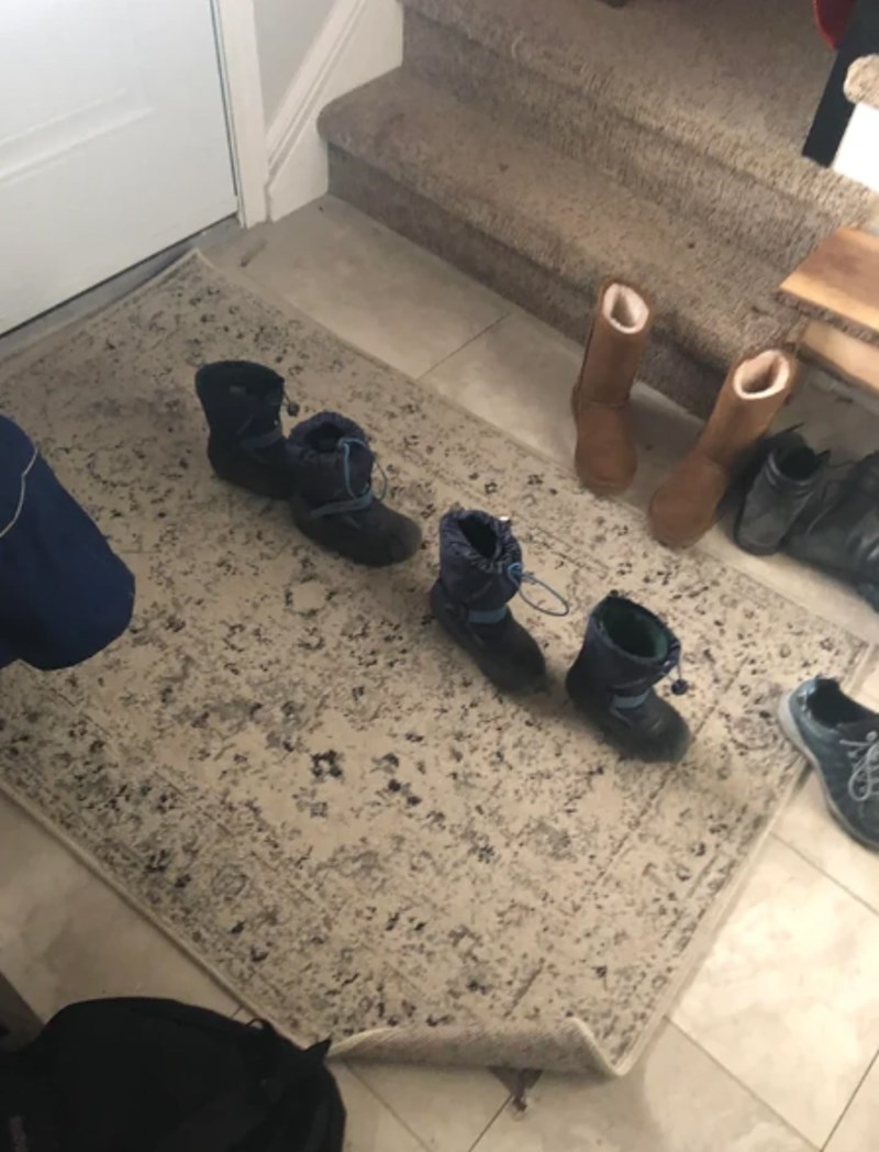 13. Rekla sam im da uredno poslože cipele u liniju. Shvatili su me malo previše ozbiljno...