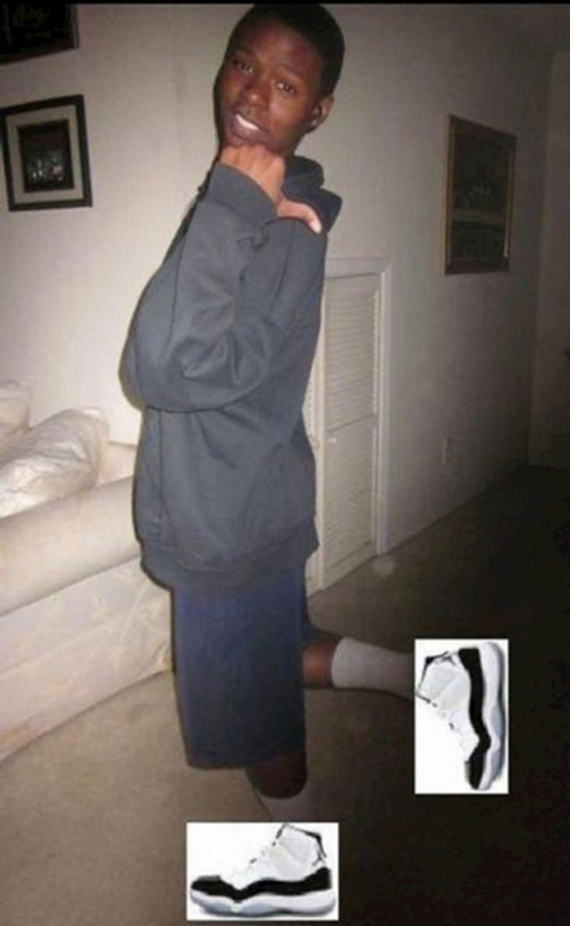 Pokazuje prijateljima nove tenisice 😂