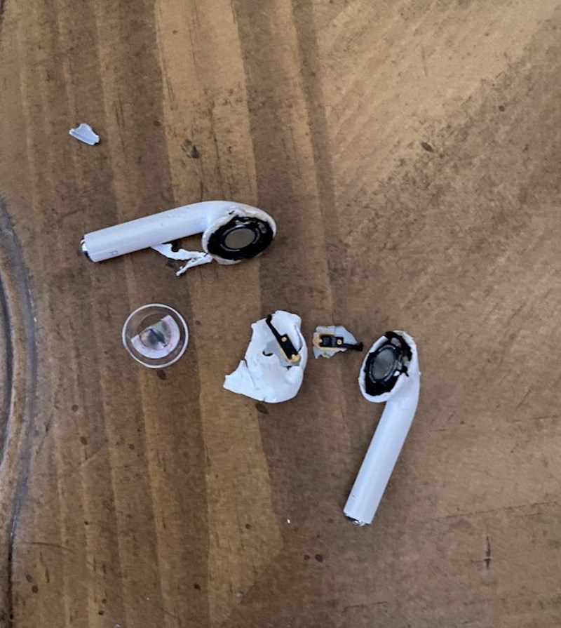 2. Pas mu je izgrizao i uništio slušalice