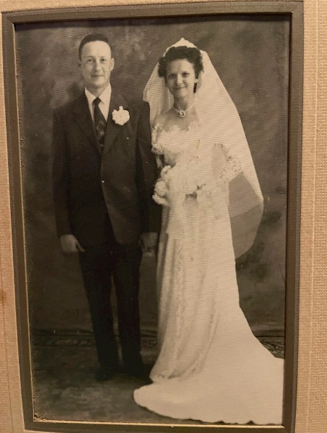 "Djed i baka na dan vječanja 1953. godine. Bakinu haljinu je i mama nosila na vjenčanju 1981. Najbolje od svega mi je što na slici izgledaju nekako sramežljivo, a opet sretno"