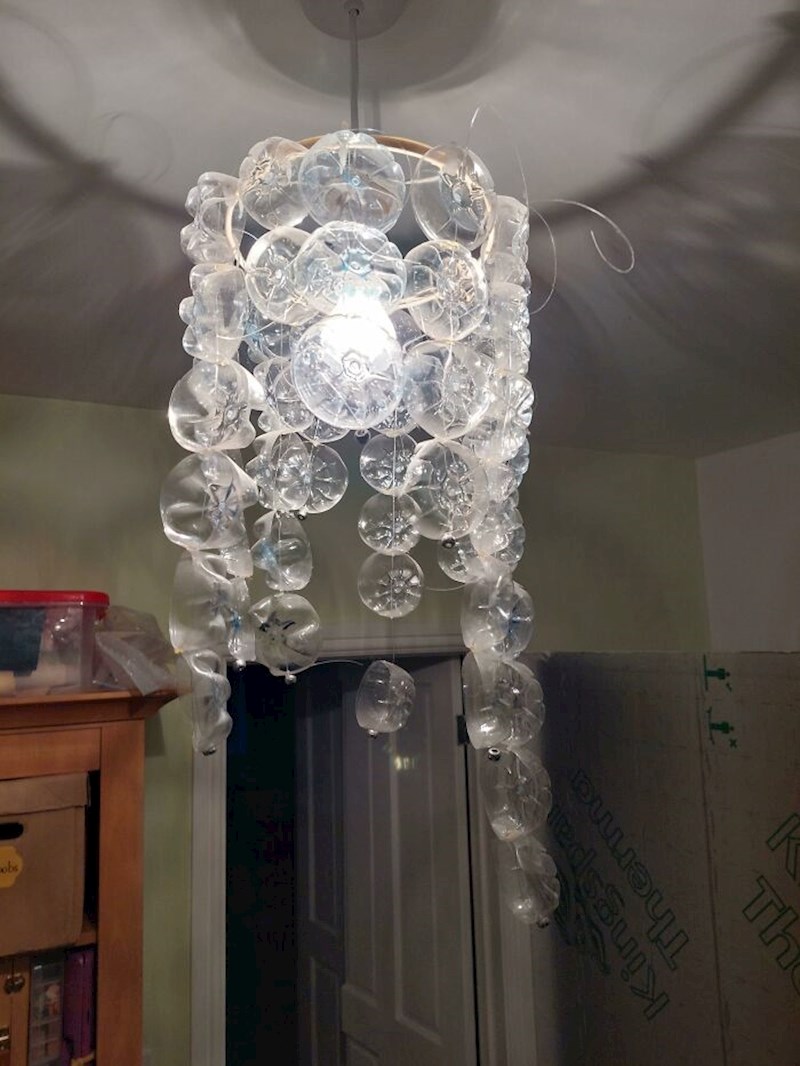 1. Napravili su luster od donjeg dijela boce