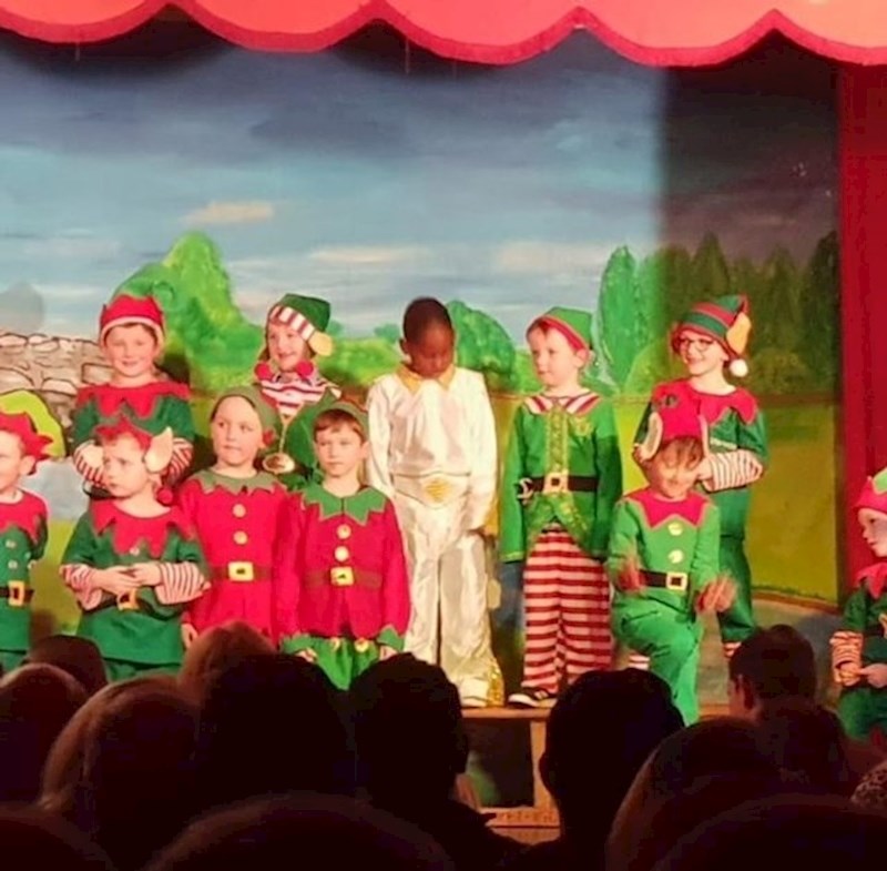 "Trebali su biti vilenjaci (elves) u školskoj predstavi, a jedan dječak je došao prerušen u Elvisa"