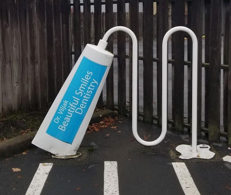 Stalak za bicikle ispred ordinacije dentalne medicine