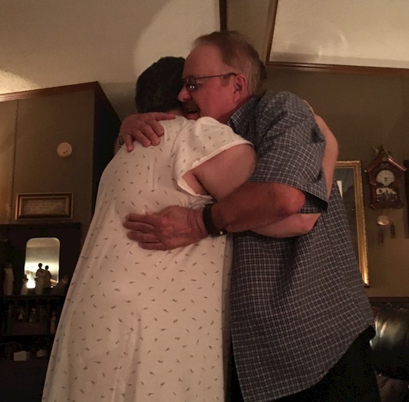 "Moji dragi roditelji su proslavili 33. godišnjicu braka. Moram priznati da izgledaju kao da se s godinama samo još više vole"