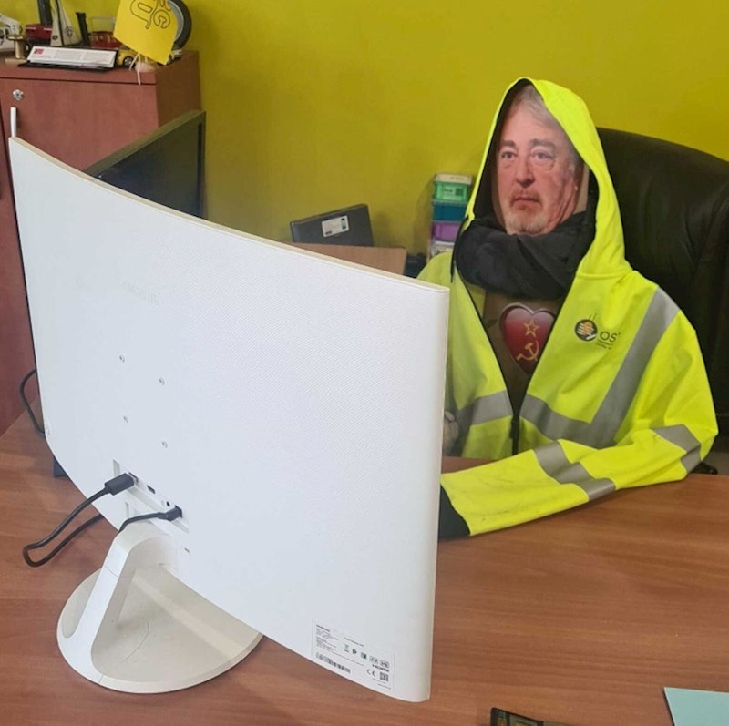 11. Dok šef nije u uredu, uvijek u njegov ured stave karton kako bi se pravili da je s njima