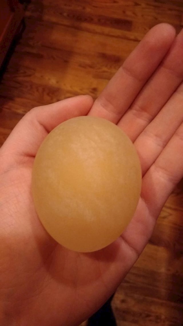 Ovo je sirovo jaje koje je bilo uronjeno u vinski ocat 24 sata, zatim isto toliko u kukuruzni sirup i zatim u destiliranu vodu 24 sata