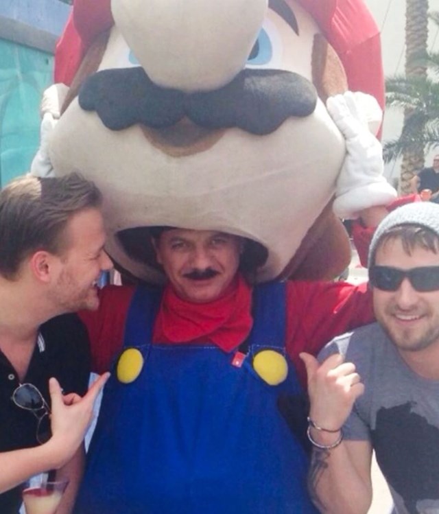 4. Ono kad se u kostimu Super Marija krije - Mario! 😂