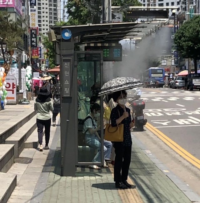 3. Autobusna stanica tijekom ljeta ispušta paru kako bi putnicima bilo manje vruće.