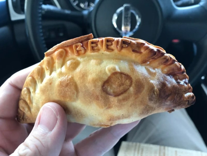 14. Na tijestu piše koje se meso nalazi unutra.