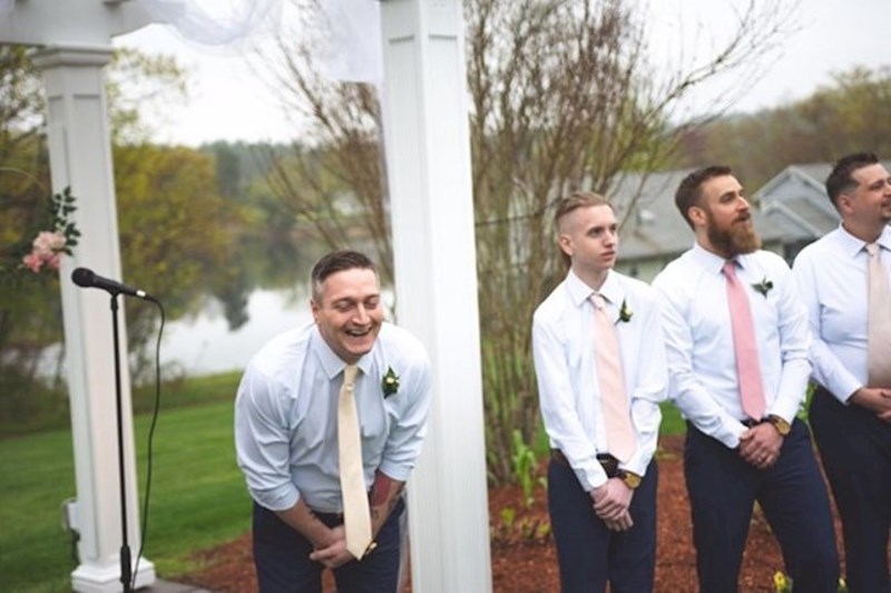 17. "Moja žena je posebno tražila da fotografi uhvate moju reakciju dok hoda prema meni. Evo kako sam izgledao nakon što je pala na pola puta."