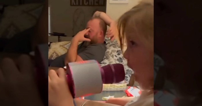 Snimka curice koja neumorno pjeva je viralni hit, a sve zbog urnebesne reakcije njezinog tate