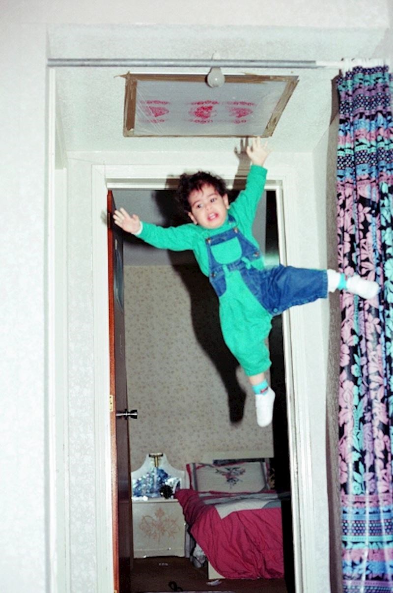 10. "Ova stara, ali presmiješna fotka nastala je u savršenom trenutku kad me tata ostavio da se držim za šipku sa samo dvije godine. Naravno da nisam dugo izdržao..."