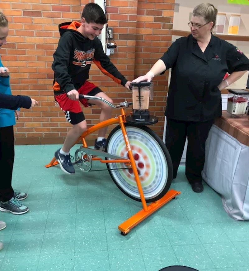 Ako klinci u ovoj školi žele piti smoothie, morat će se pošteno potruditi da bi ga dobili!