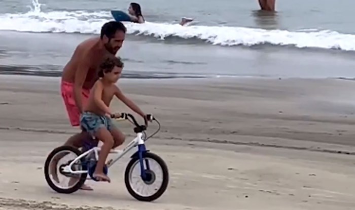 Tata je na plaži učio sina voziti bicikl i sve oduševio svojim ponašanjem. Pogledajte dirljiv video!