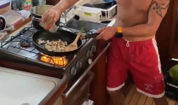 Tip je odlučio pokazati koliko je izazovno kuhati na brodu, snimka je ubrzo postala viralna