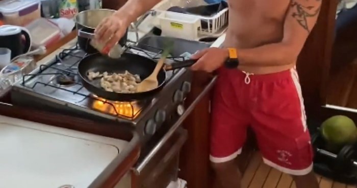 Tip je odlučio pokazati koliko je izazovno kuhati na brodu, snimka je ubrzo postala viralna