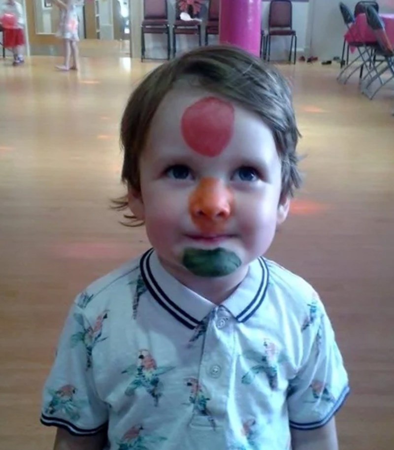 9. Moj sin je za maškare htio biti semafor.