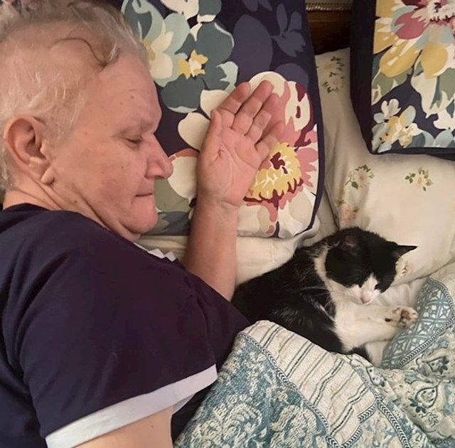 3. "Naša udomljena mačka nije baš velika maza, ali kada se moja mama vratila s kemoterapije i nije nigdje mogla, mačka joj je odlučila pružiti podršku"