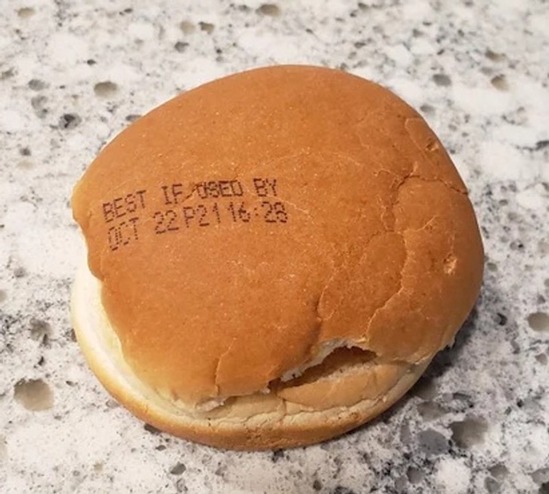 1. Otisnuli su datum na pecivo umjesto na vrećicu