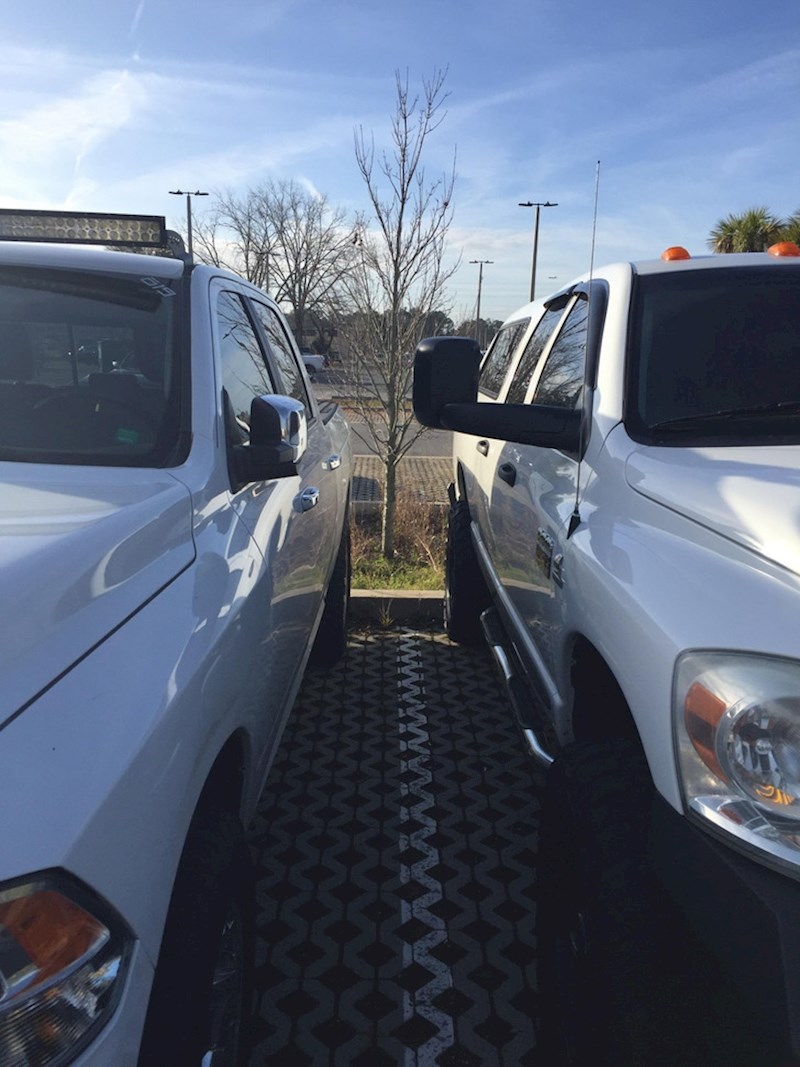 6. Ista je priča i s retrovizorima. Neki ljudi ih na parkingu sklapaju, a drugi ostavljaju kako jesu. Naravno, u slučaju kad je na automobilu moguće sklopiti retrovizor