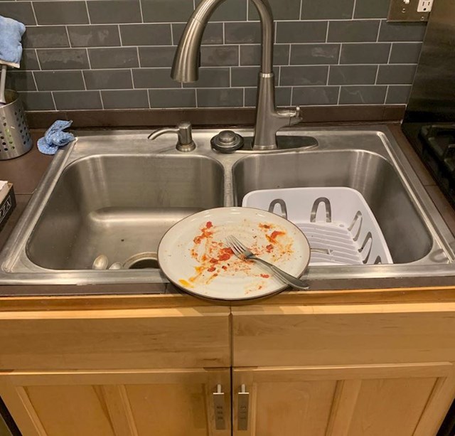 "Evo kako on ostavlja prljavo posuđe. Ne u sudoperu, ne pokraj, već na sredini"