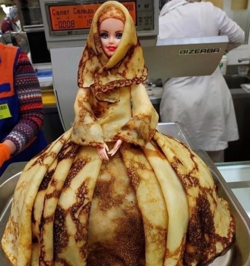 13. Barbie lutka u vrlo neobičnoj odjevnoj kominaciji, ili bolje da kažemo u palačinka kombinaciji.