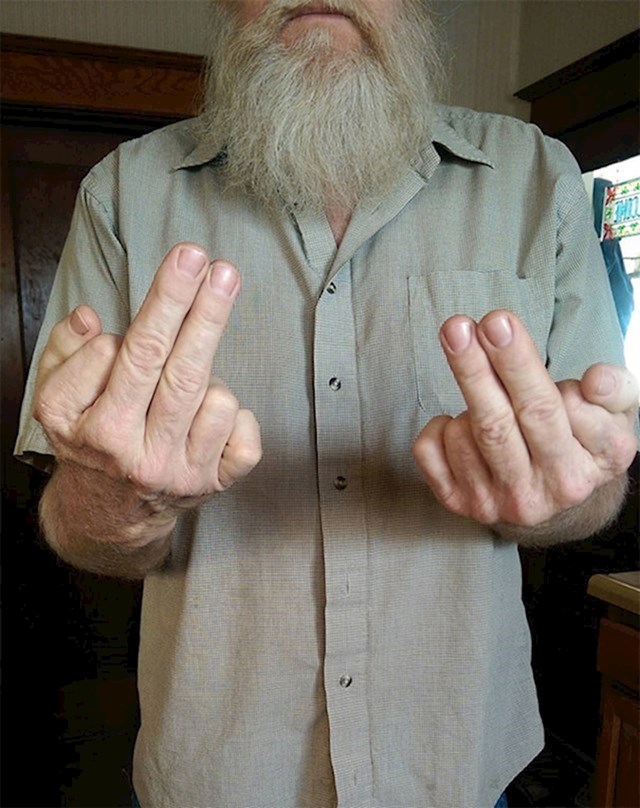 "Moj otac ima višak prstiju, na svakoj ruci po šest. Kad nekome želi pokazati srednji prst, pokaže zapravo dva prsta."