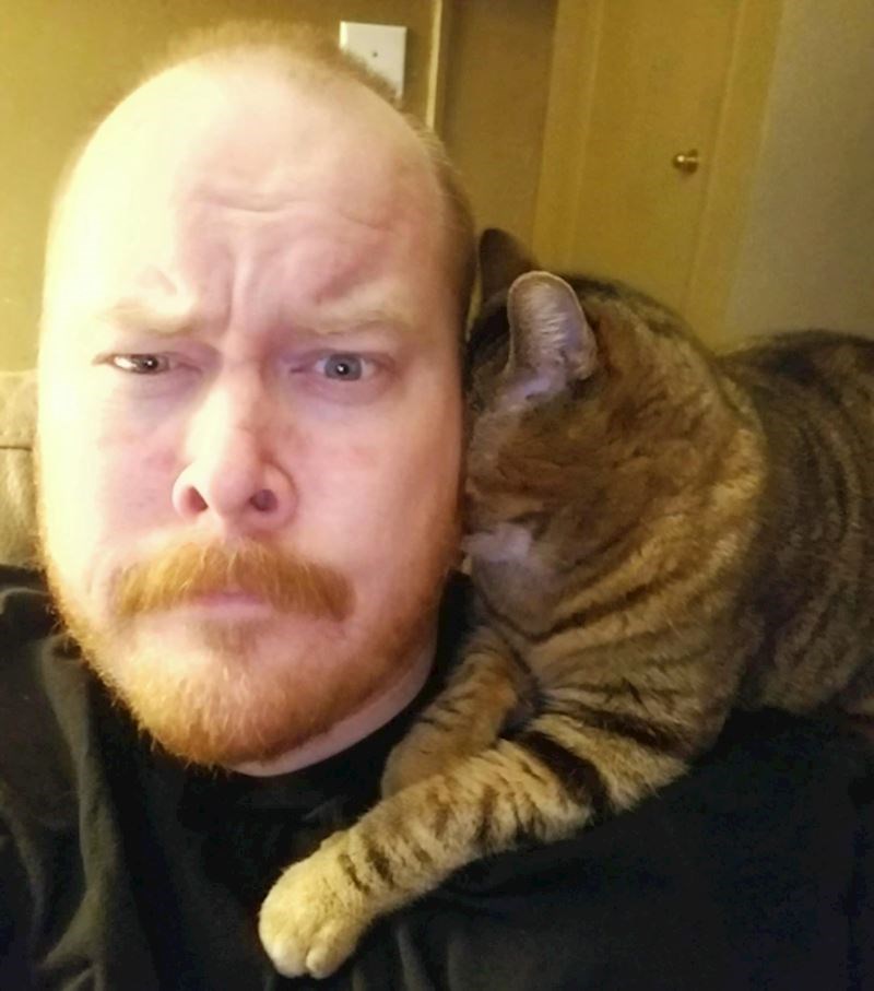 10. "Moja 14-godišnja maca se počela maziti i sad ovako sjedimo već pola sata jer se ne želim pomaknuti"