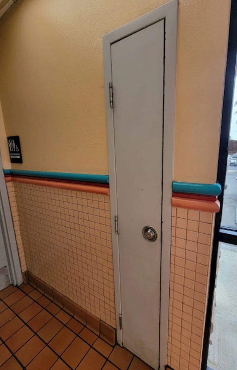 10. "Tko god je radio ova vrata, bilo bi/joj bolje da pronađe novu profesiju."