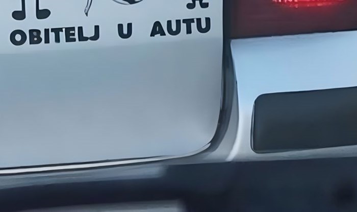 Netko je na auto stavio naljepnice koje prikazuju "obitelj", neke će naljutiti što simbolizira mamu
