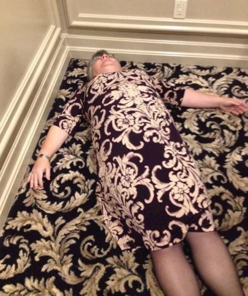 Uzorak haljine je bio isti kao tepih pa je legla i pretvarala se da se kamuflirala