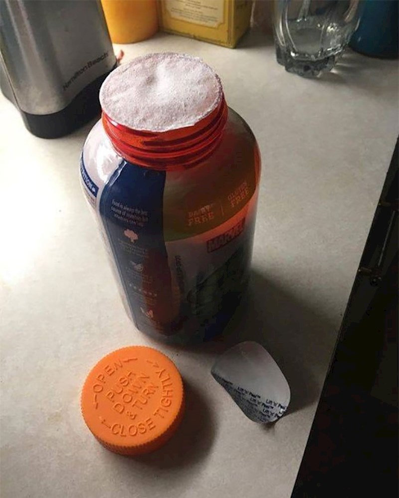 1. Kad pokušavamo otvoriti bočicu i onda se ovo dogodi