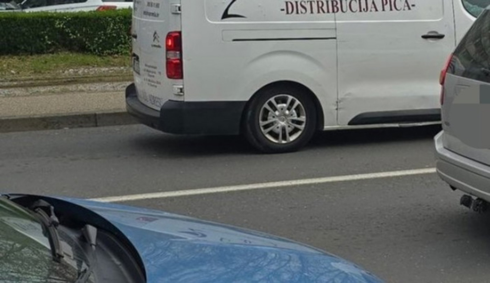 Fotka kombija tvrtke za distribuciju pića teški je hit, a sve zbog urnebesnog imena