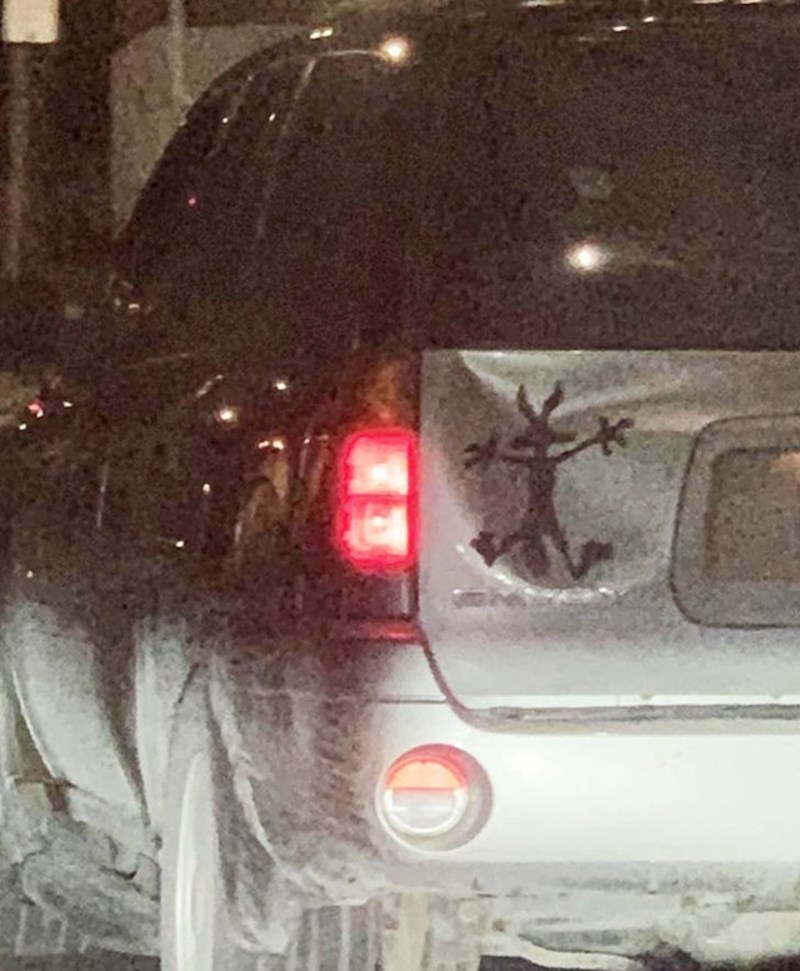 13. Netko je na zabavan način istaknuo udubljenje na svojem autu