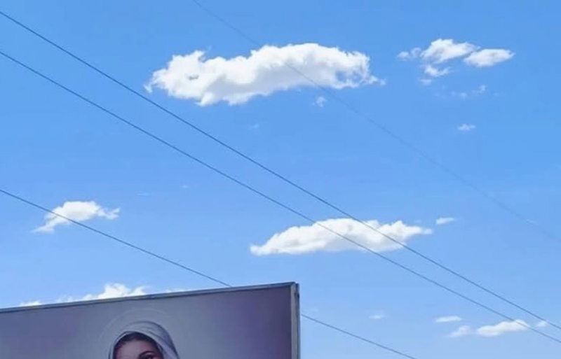 Netko je tijekom šetnje prirodom primijetio bizaran jumbo plakat, fotka je odmah postala hit