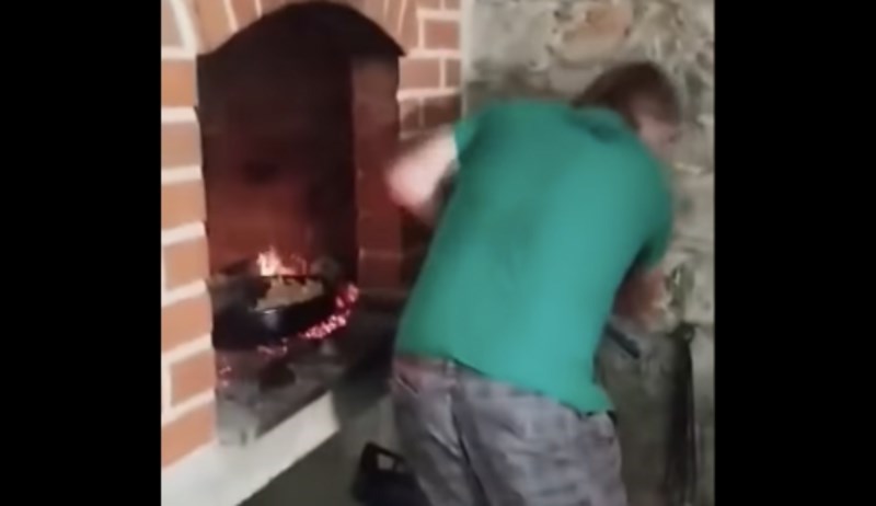 Muškarci su spremali peku, snimka je postala hit na Fejsu zbog malog trenutka nepažnje