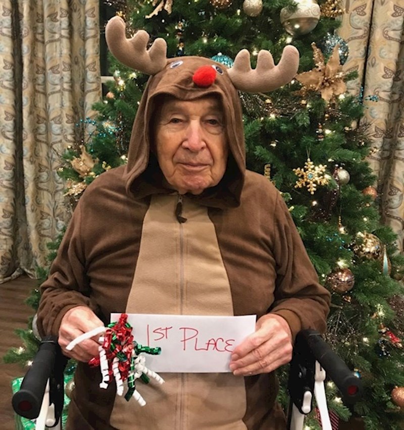 9. Osvojio je nagradu za najbolju masku na božićnom tulumu