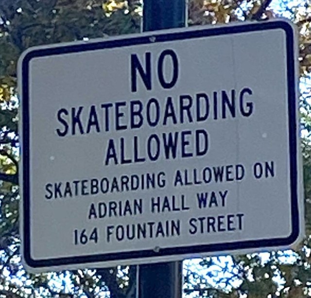 5. Znak zabrane skateboardanja koji nudi alternativu 😁