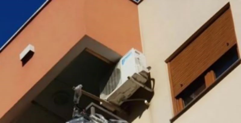 Bizaran detalj na nečijem balkonu zabrinuo je prolaznike, ovo je stvarno jako čudno