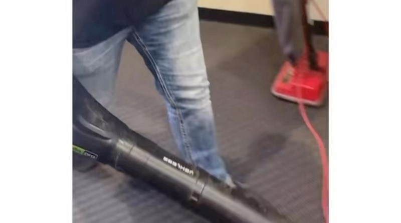 Tip je probudio kolegu usisavačem lišća, snimka je hit zbog urnebesne nezgode koja je uslijedila