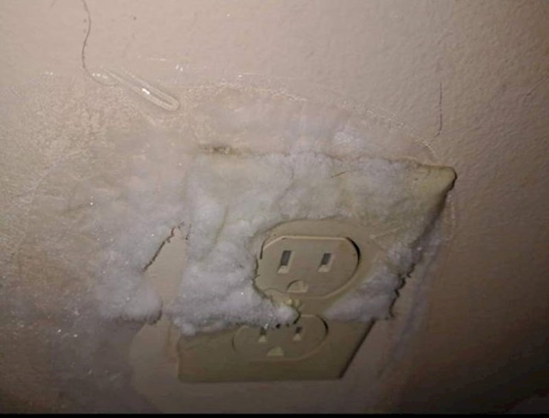 10. "Utičnica mi se smrznula preko noći."