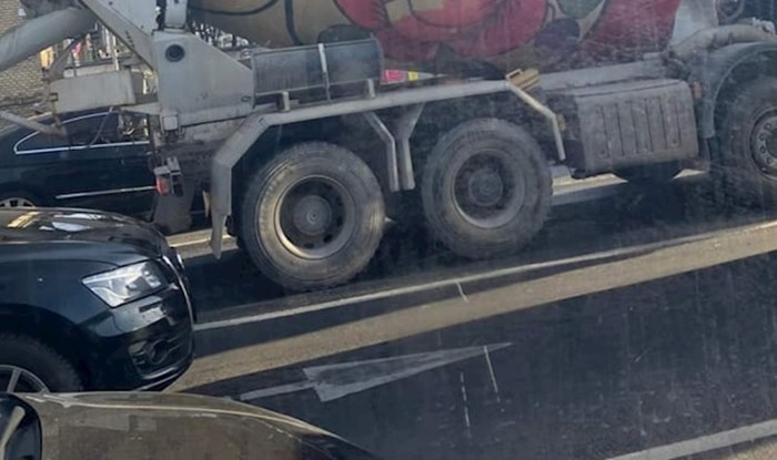Kamion snimljen negdje u Budimpešti oduševio je ljude na Fejsu, odmah ćete vidjeti zašto