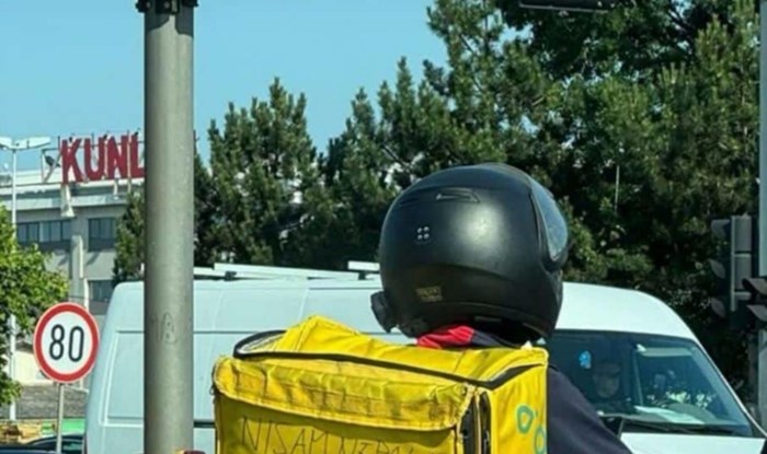 Dostavljač je natpisom na svojoj torbi nasmijao cijelu Hrvatsku, fotka je apsolutni hit dana