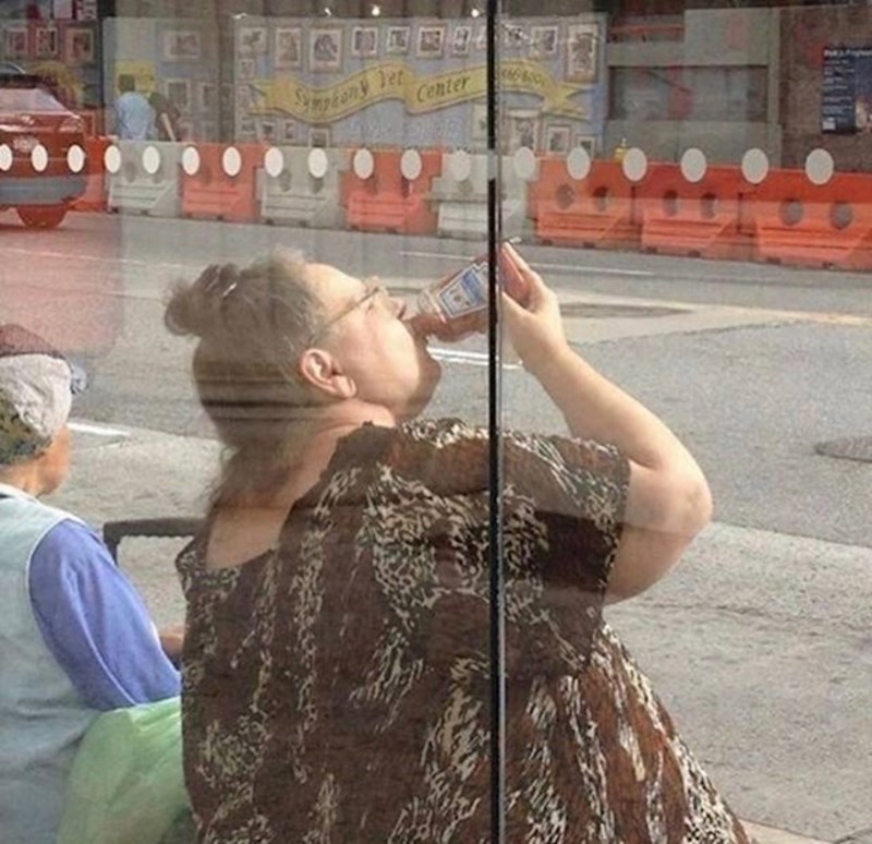 Žena nonšalantno pije Tabasco umak