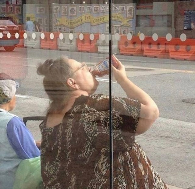 Žena nonšalantno pije Tabasco umak