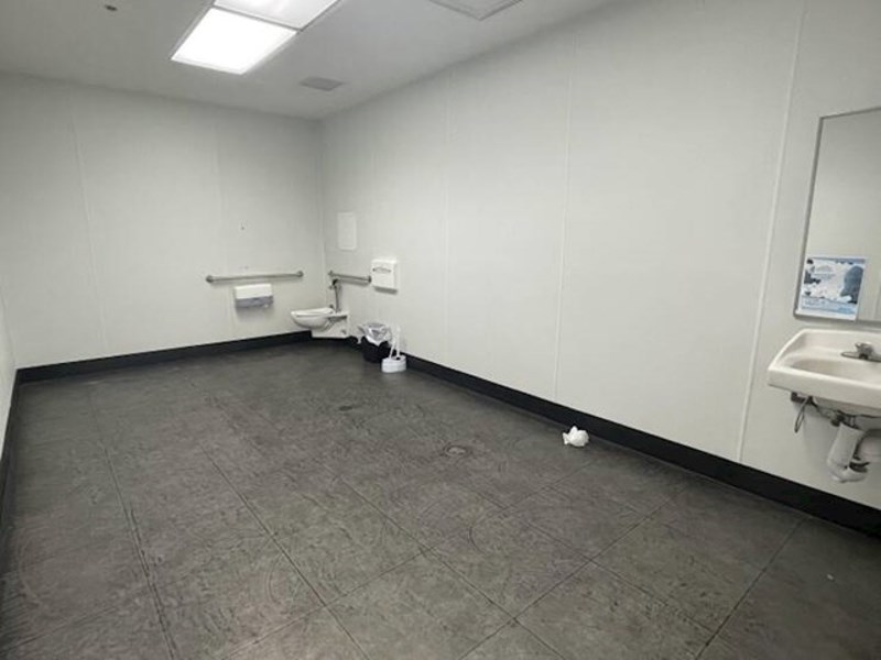 19. Gooolemi wc u jednoj zračnoj luci