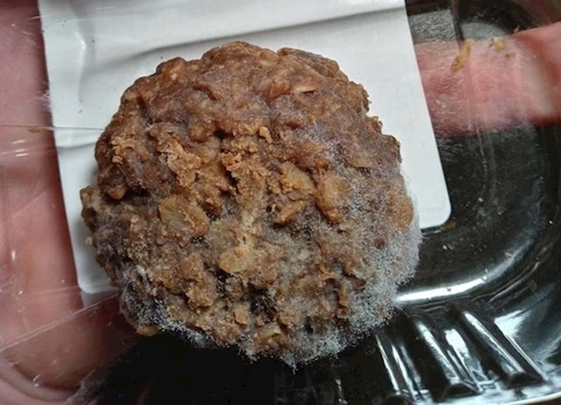 12. Pojeo sam dva faširanca u mraku. Kad sam na svjetlu ugledao trećeg skoro mi je pozlilo...