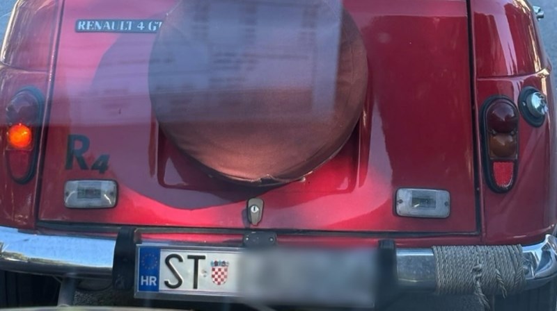 Netko je u Splitu snimio starog Renaulta s urnebesnim natpisom, fotka je oduševila tisuće ljudi