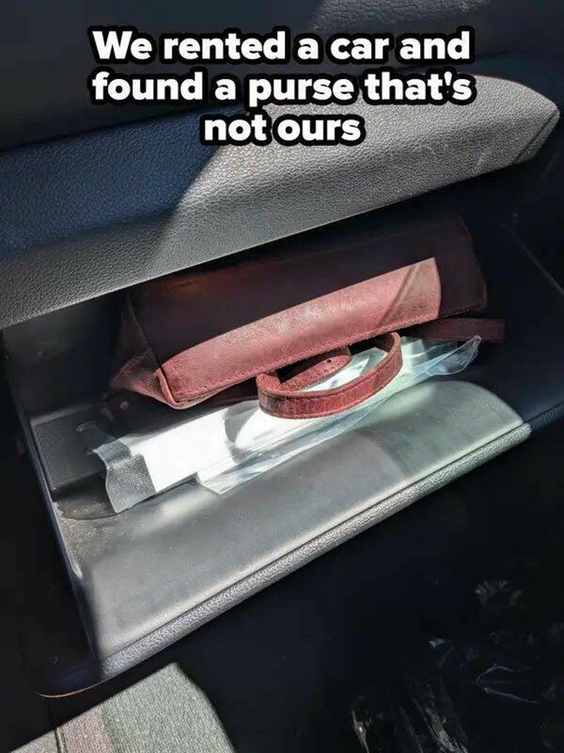 12. Iznajmili smo auto i u njemu pronašli torbicu koja nije naša
