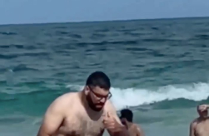 Tip je htio ispasti faca pa napravio lažne trbušnjake za plažu, hit snimka nasmijala je milijune